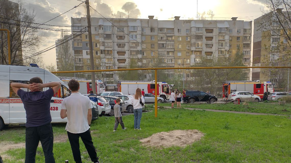 На Солнечной пожарные спасли из горящей квартиры женщину и ребенка