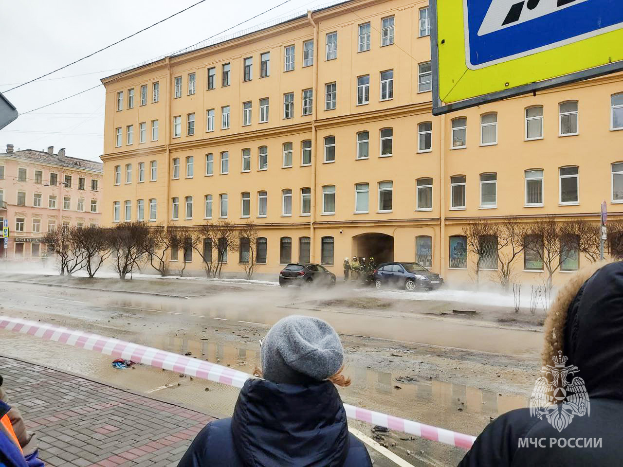 Сколько человек пострадали в результате прорыва трубы с кипятком на углу  Рижского проспекта и Дровяного переулка, пятеро пострадавших - 5 апреля  2023 - ФОНТАНКА.ру