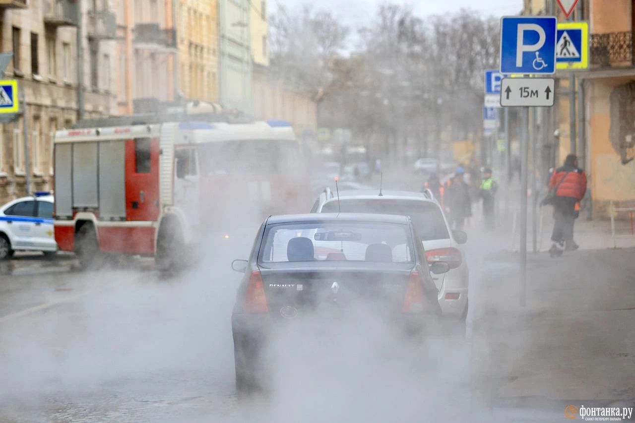 На 5-й Советской в Петербурге закончился ремонт после прорыва трубы, из-за  которого выбило стекла и залило машины кипятком - 17 апреля 2023 -  ФОНТАНКА.ру