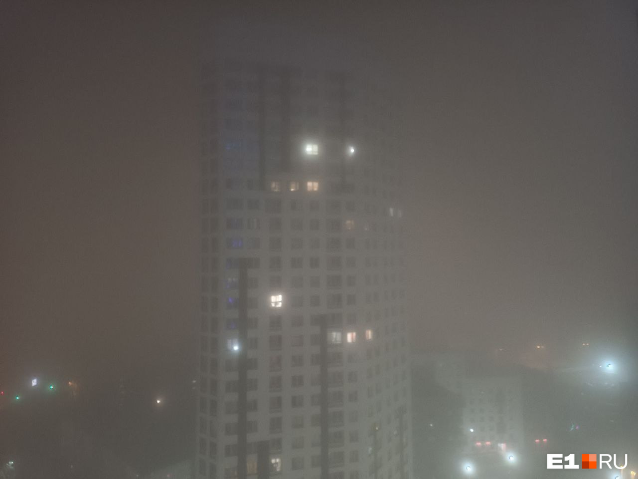 «Выглядит очень жутко»: Екатеринбург накрыло густым туманом. Фото и видео