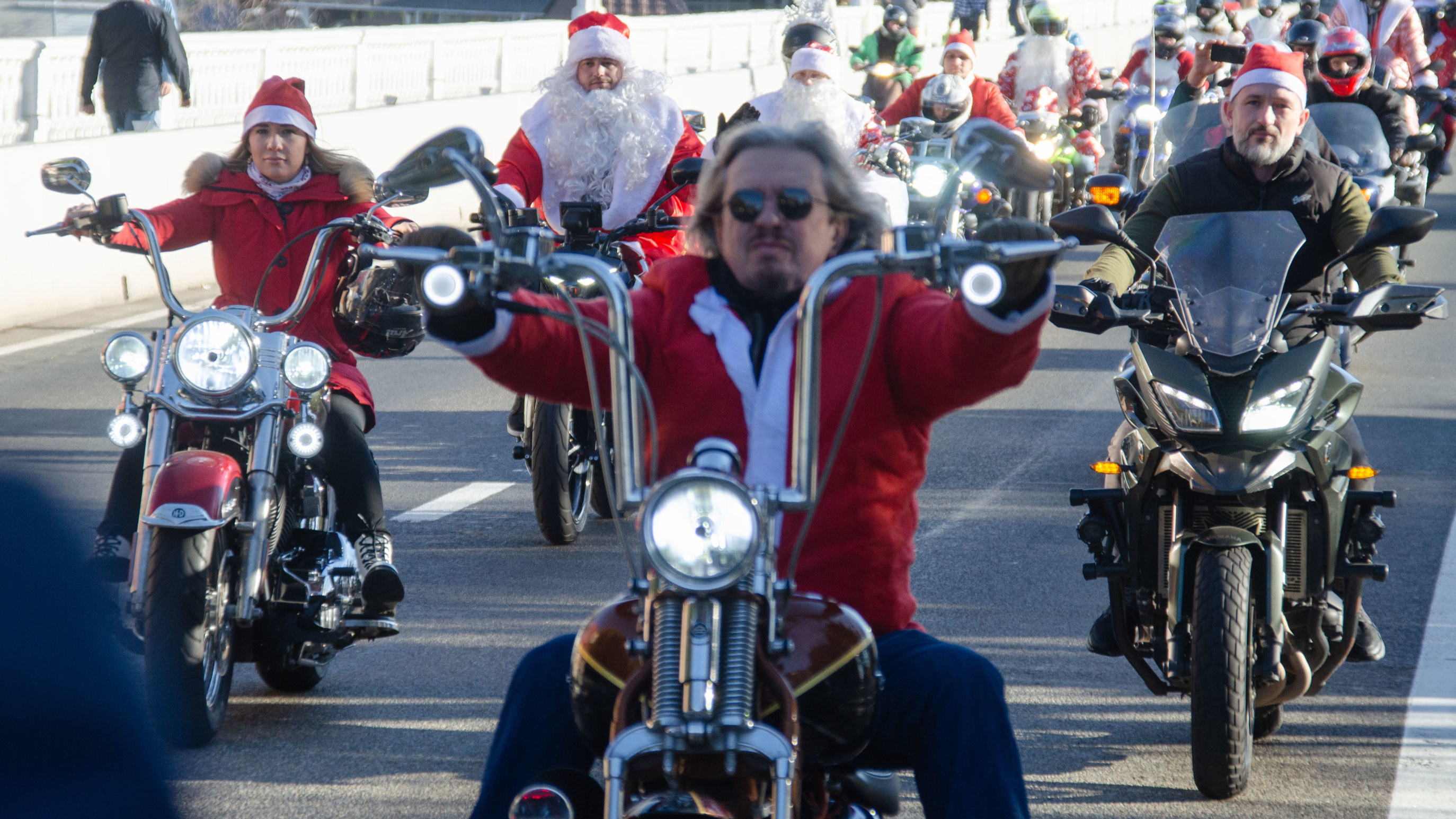 Волшебство зашкаливает: показываем, как прошел мотопарад Дедов Морозов в Сочи