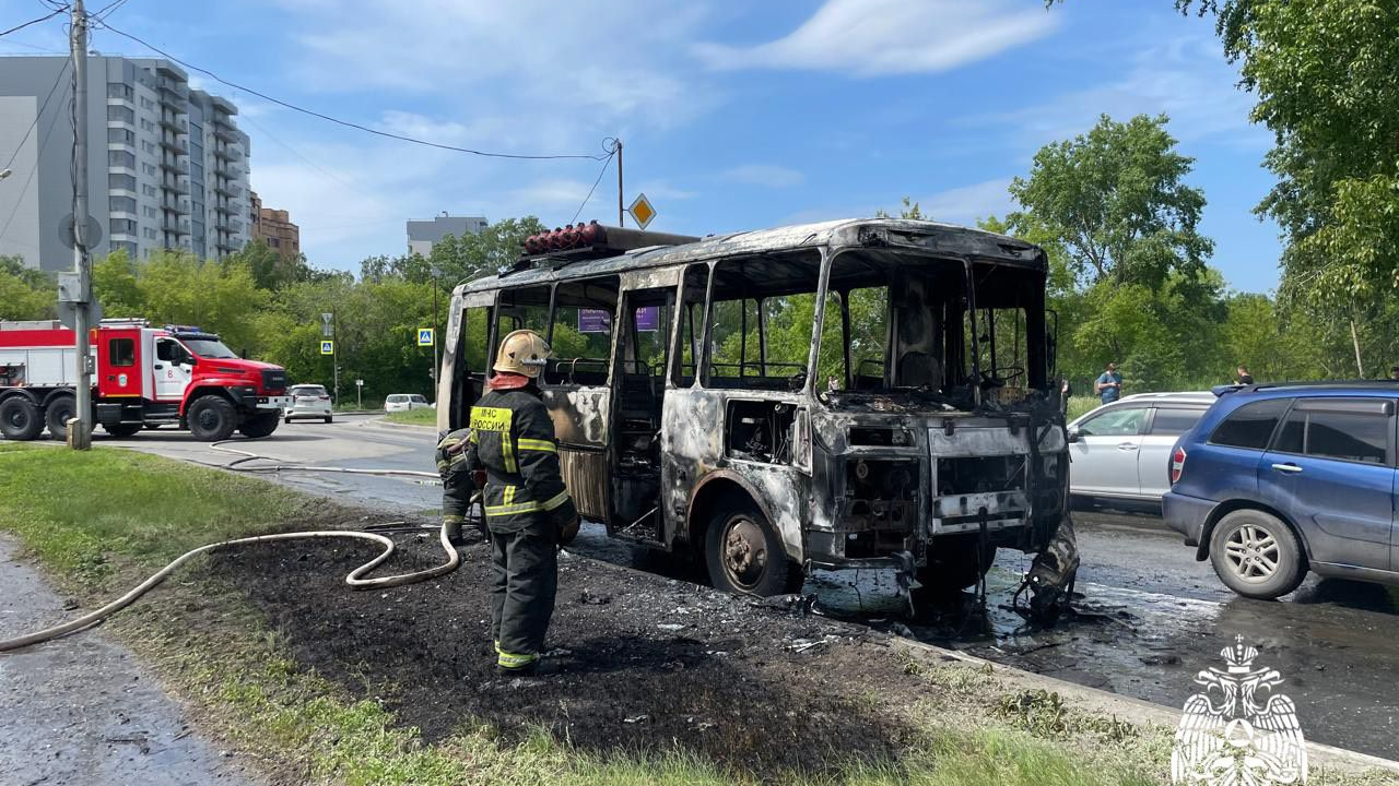 Пассажирский автобус выгорел в микрорайоне «Щ» — в нем ехали 9 человек