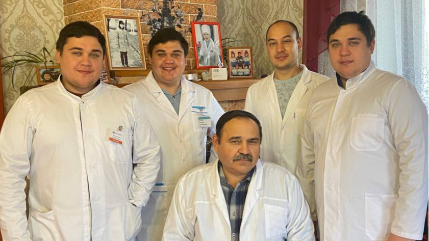 «Вас родители не путают?» История необычных докторов-тройняшек из Татарстана (их сердца свободны!)
