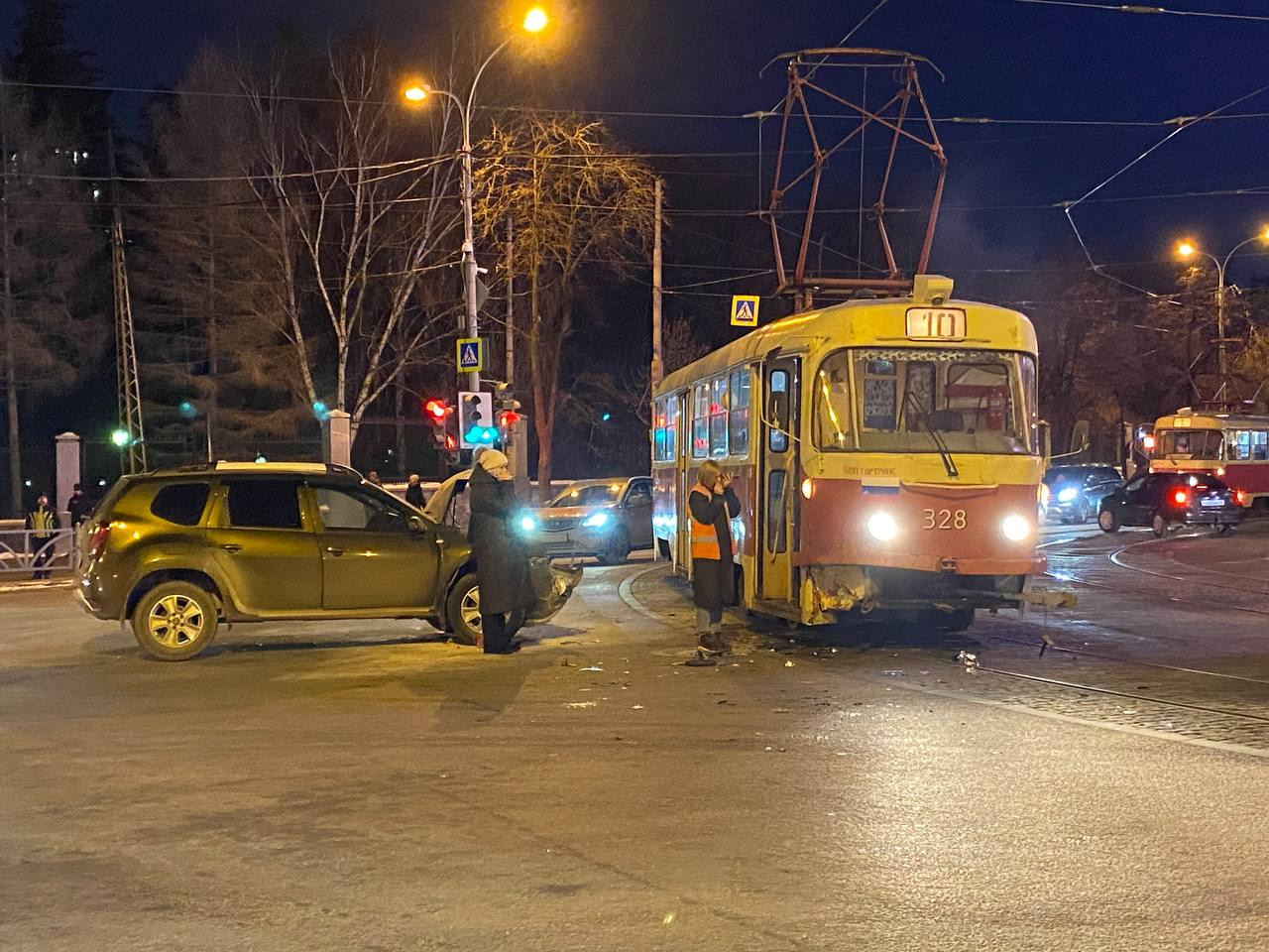 В центре Екатеринбурга жуткая пробка из-за ДТП: легковушка влетела в трамвай и воспламенилась