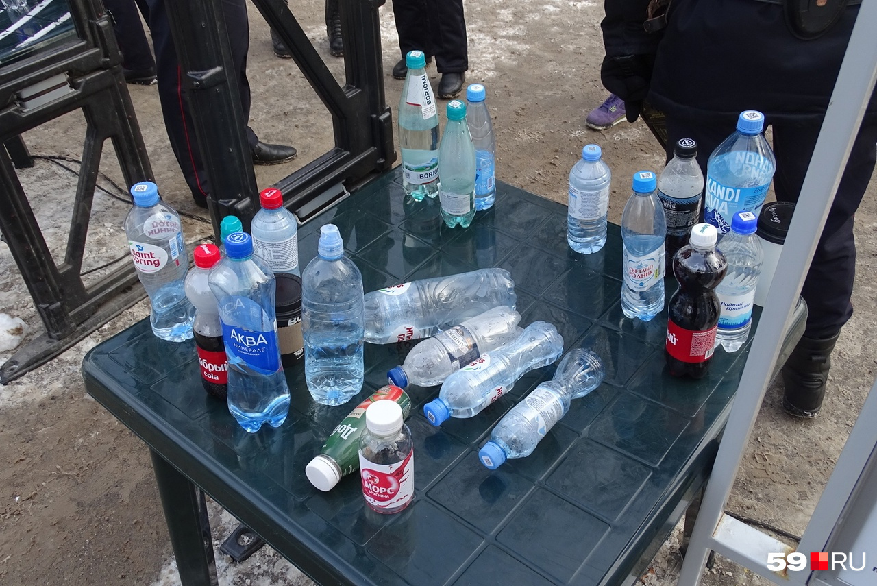 Полицейские не пускали людей с бутылками воды на площадку