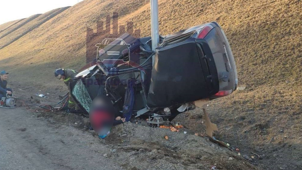 Ремень был пристегнут за спиной: 26-летний водитель слетел с трассы по дороге в аэропорт и погиб