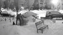 Срубил под самый корешок: появилось видео дерзкого похищения елки из тольяттинского двора