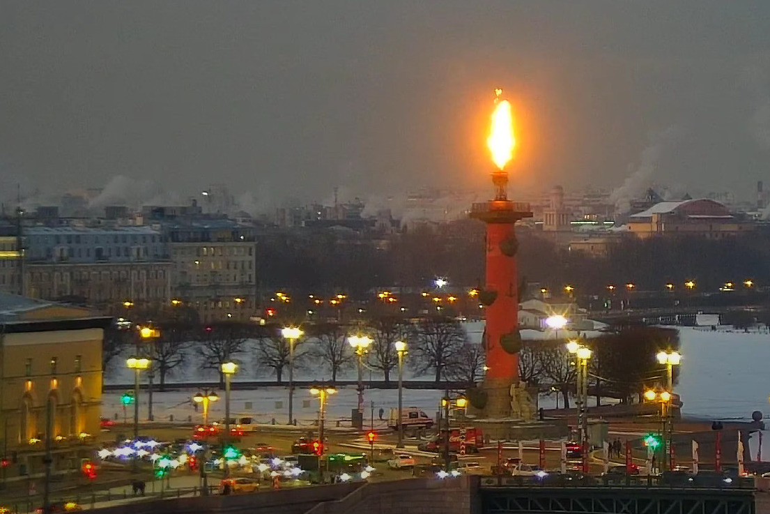 В честь 300-летия СПбГУ зажглись Ростральные колонны