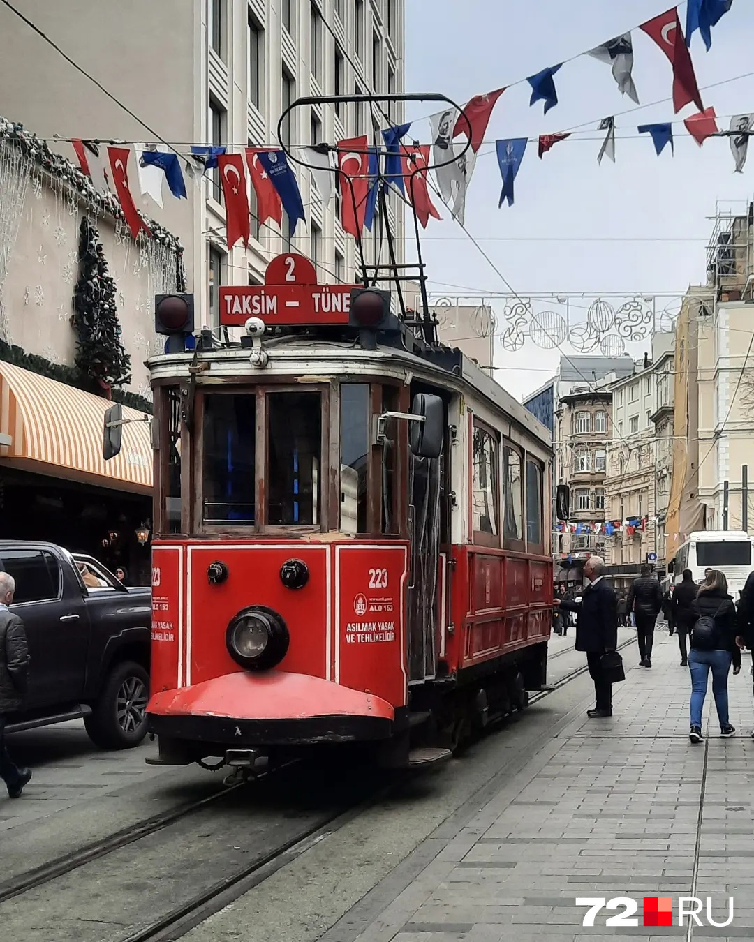 Знаменитый трамвайчик на одной из главных улиц Стамбула — Истикляль