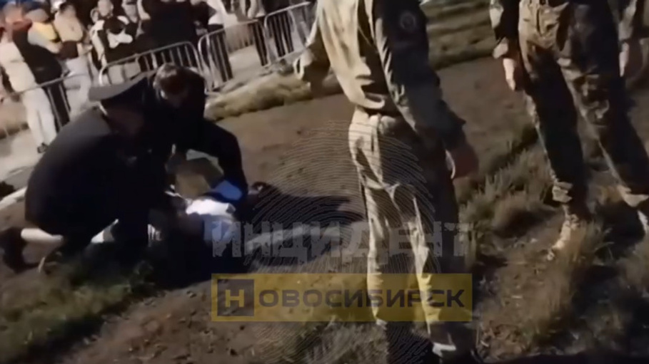 «Руки за спину»: силовики схватили новосибирца в День Победы — жесткое видео