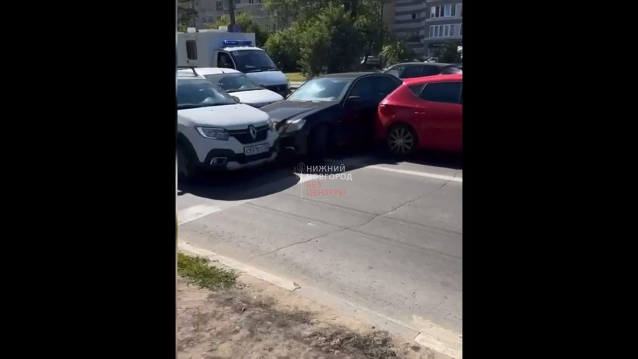 Полицейские нашли Mercedes, протаранивший авто на проспекте Гагарина в Нижнем Новгороде. Его водителя до сих пор ищут