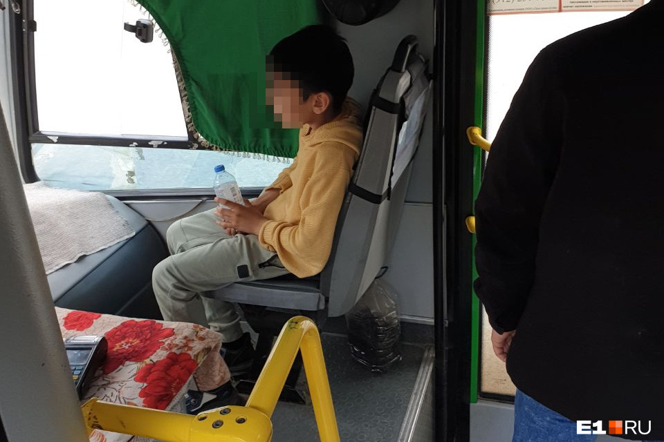 «Дети должны есть сладости!»: в екатеринбургском автобусе заметили ребенка-кондуктора