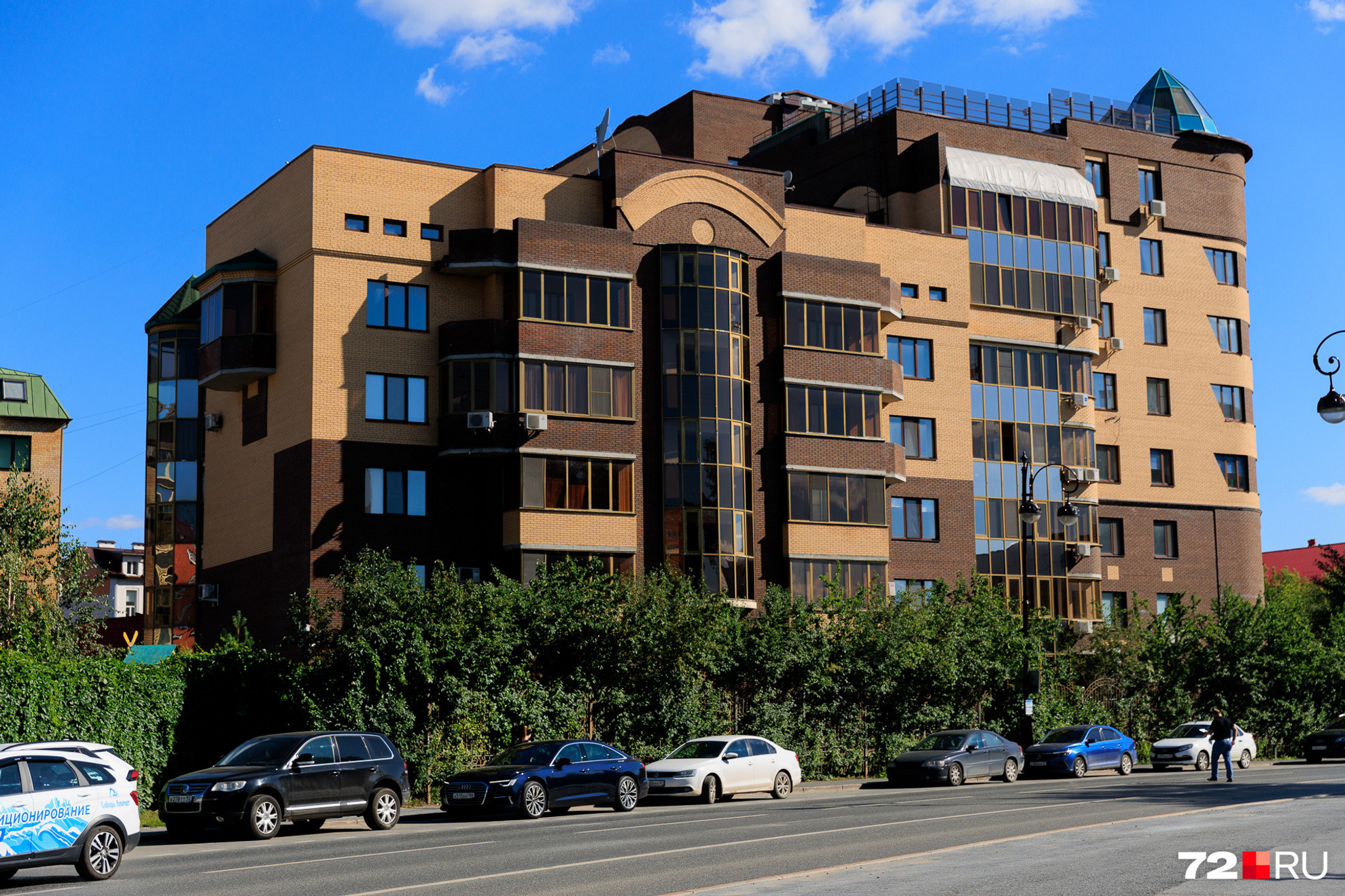 освещение мансарды. антресольный второй ярус кровать. лестница в частном доме. какого жить на 2 этаже. комната на мансарде.