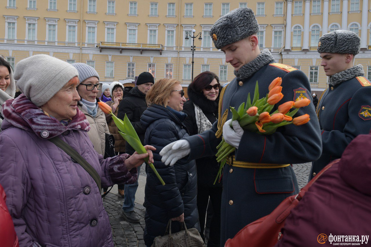 В Петербурге военные дарят женщинам цветы - 8 марта 2024 - ФОНТАНКА.ру