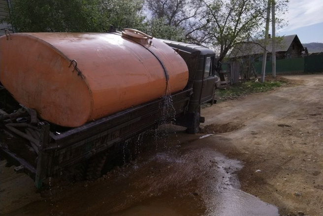 Газовщики в Чите заделали яму, в которой застряла водовозка