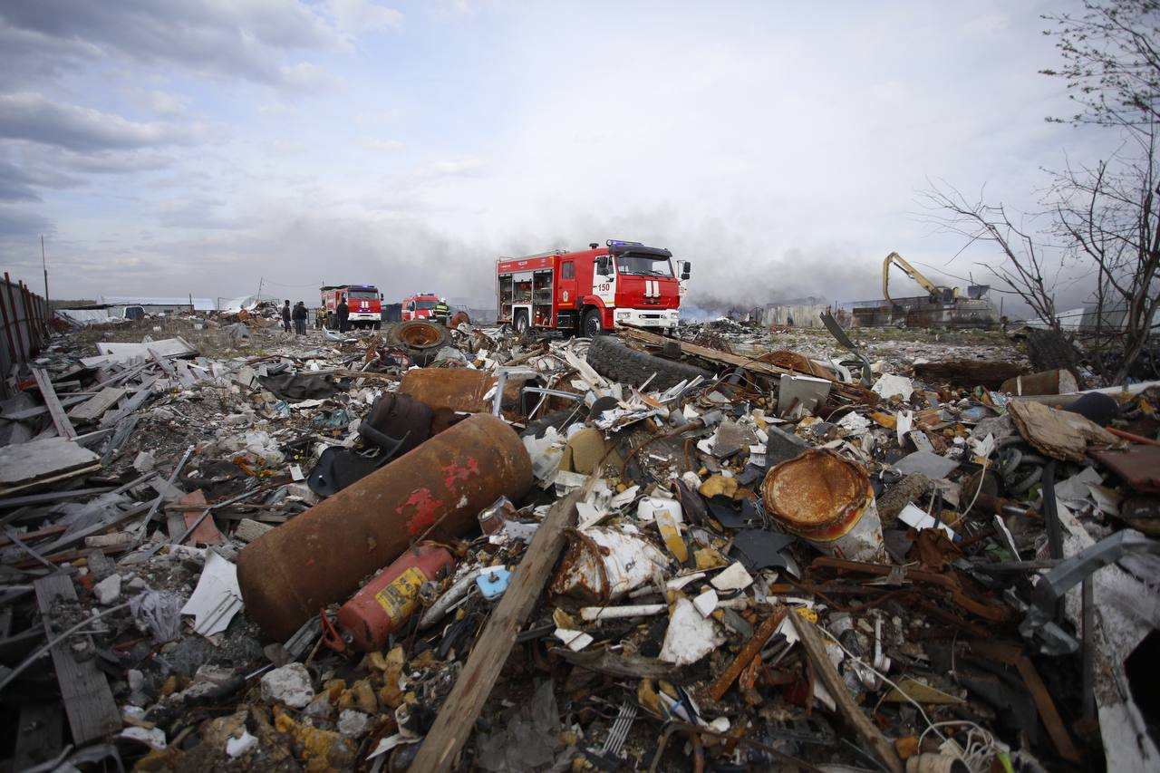 Горящие бытовки и мусор. Пожар в промзоне Новосаратовки, где спасли троих человек, локализовали