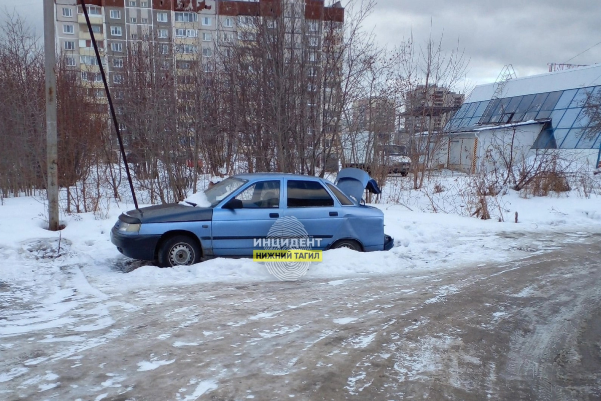 «Магнитолы нет. Багажник открыт»: на Урале заметили машину-призрак. Вандалы растаскивают ее по частям