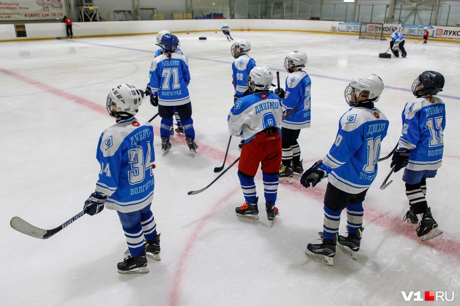Занятия по хоккею проходят в школе зимних видов спорта