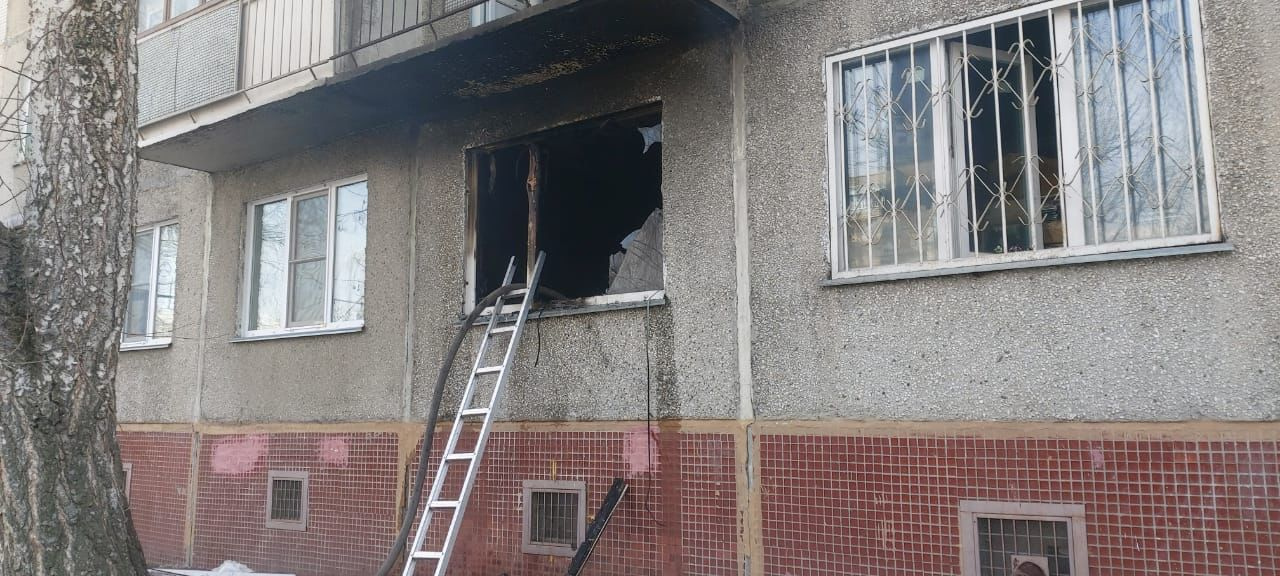 В Новосибирске на ГБШ загорелась квартира в 9-этажном доме — видео пожара