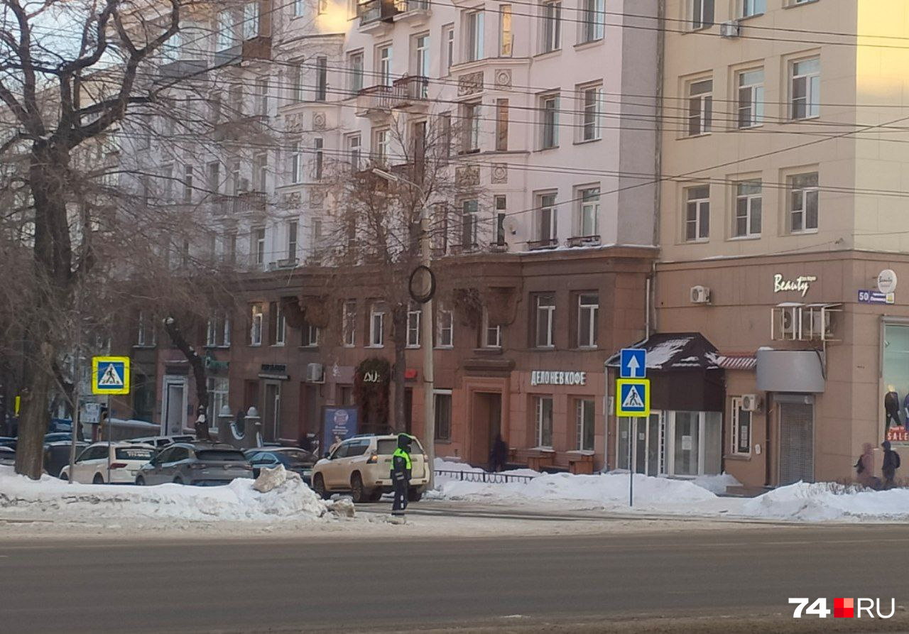 Перекрытые парковки, посты ДПС и автобусы с силовиками: смотрим, как в соседнем Челябинске готовятся к приезду Путина