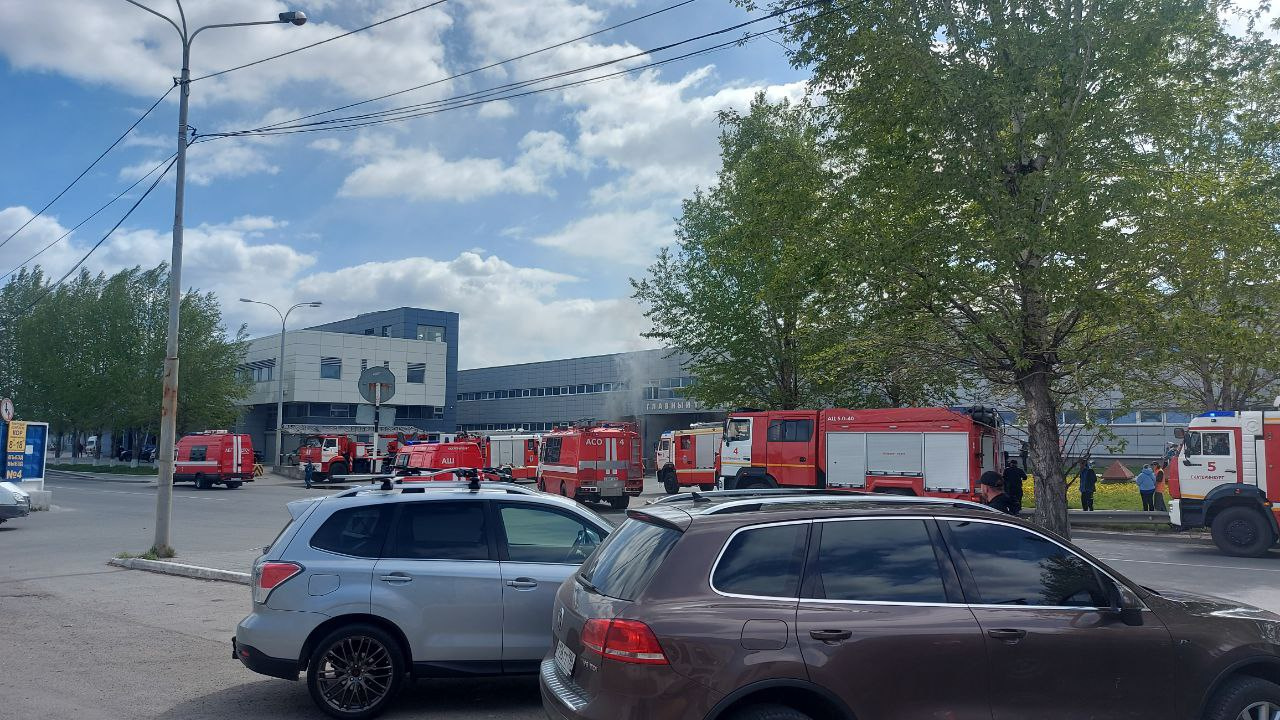 К торговому центру в Екатеринбурге съехались пожарные. Что там горит?