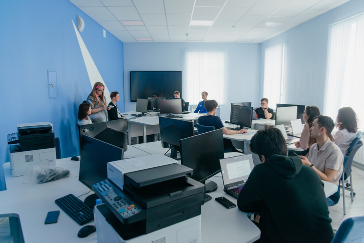 Студенты-айтишники в новом IT-центре, который был открыт в 2022 году
