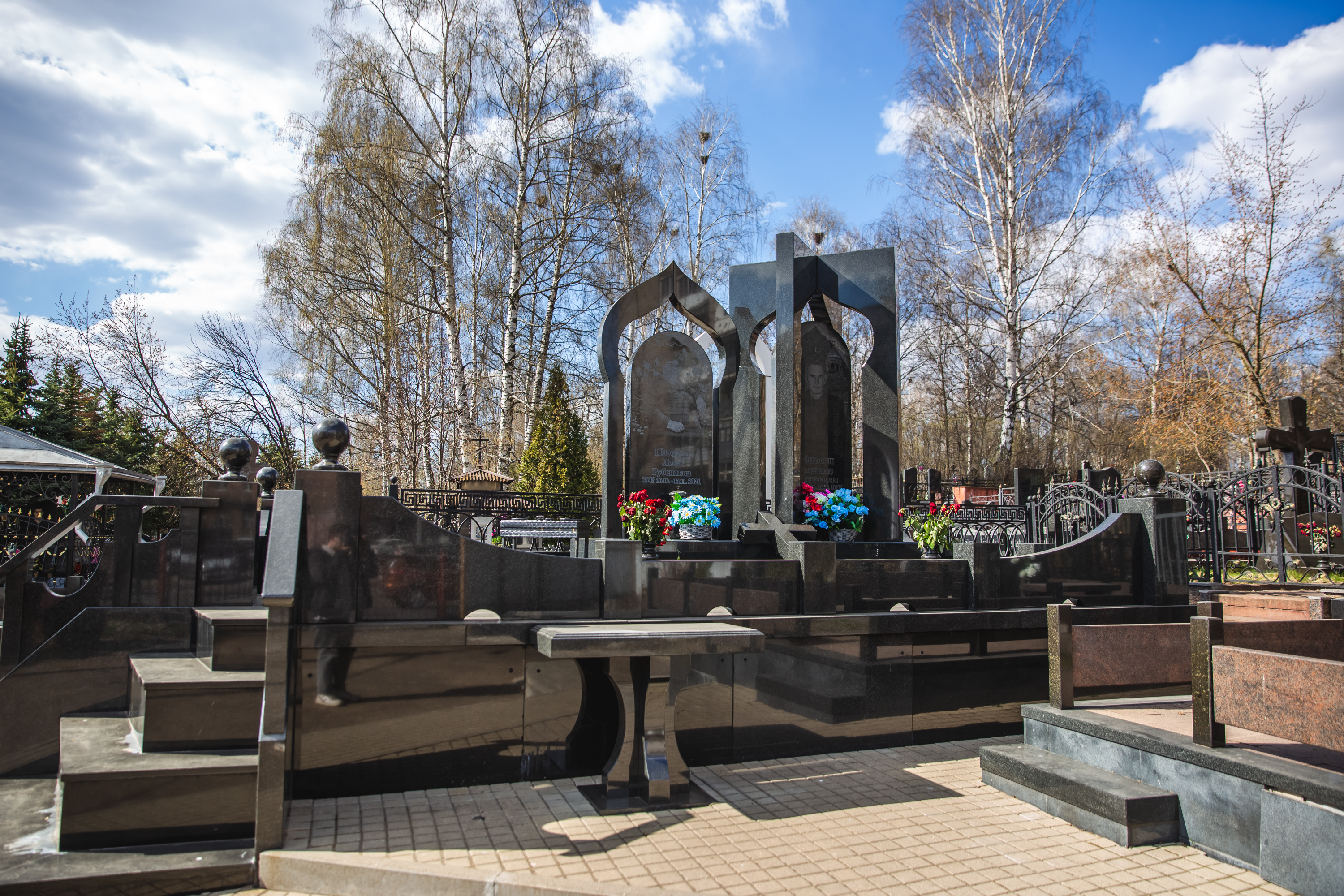 Таким масштабным надгробием родные увековечили память Лены и Владимира Погосянов