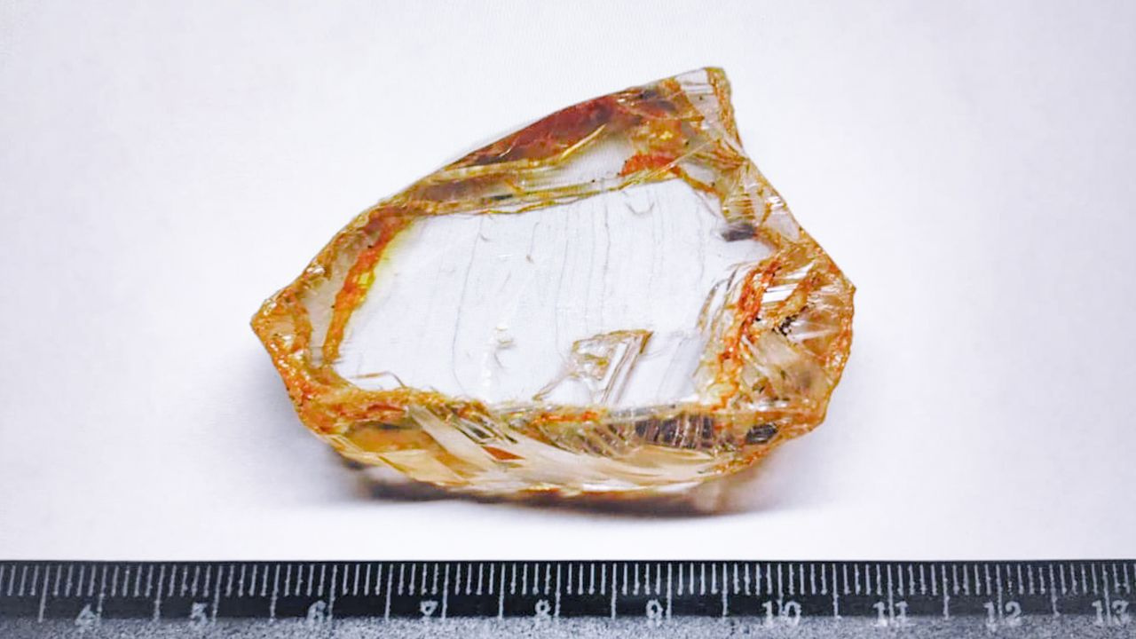 В России нашли самый крупный за последние 10 лет алмаз. Посмотрите, как он выглядит