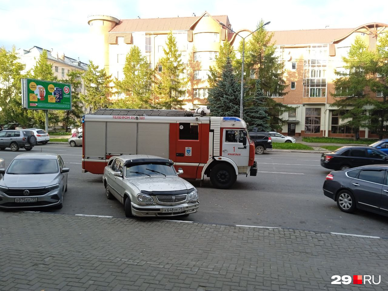 Встретили на месте две машины Встретили на месте две машины