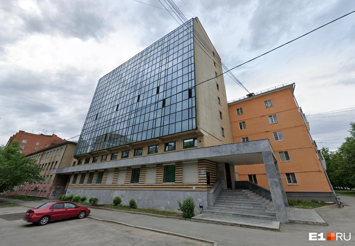 В Екатеринбурге выставили на продажу 11-этажный офисник разорившегося банка