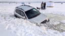«До бамперов»: два автомобиля провалились под лед в Сибири