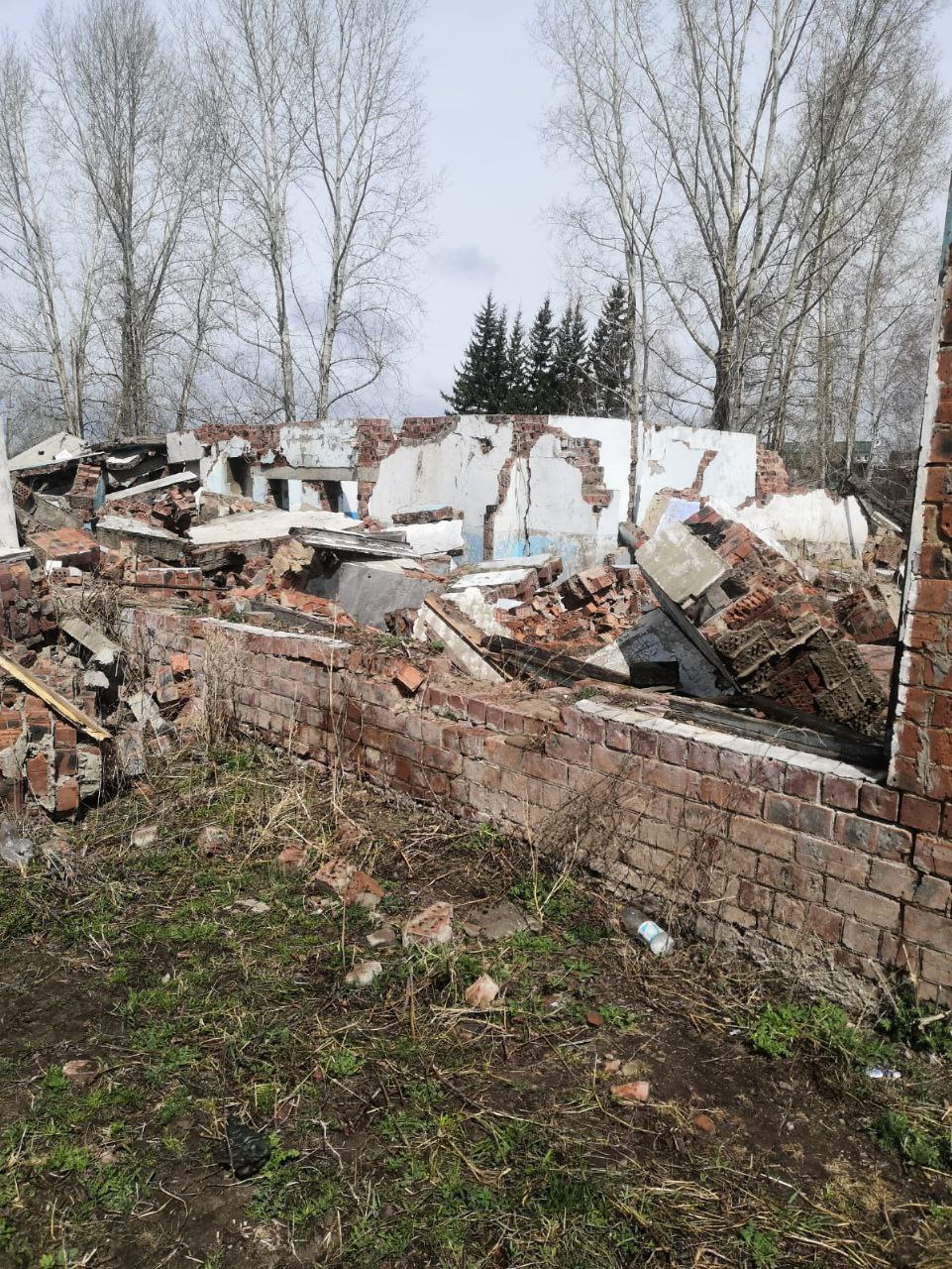 Обрушившаяся стенка в заброшенном здании в Тарнополе, где пострадал <nobr class="_">9-летний</nobr> ребенок