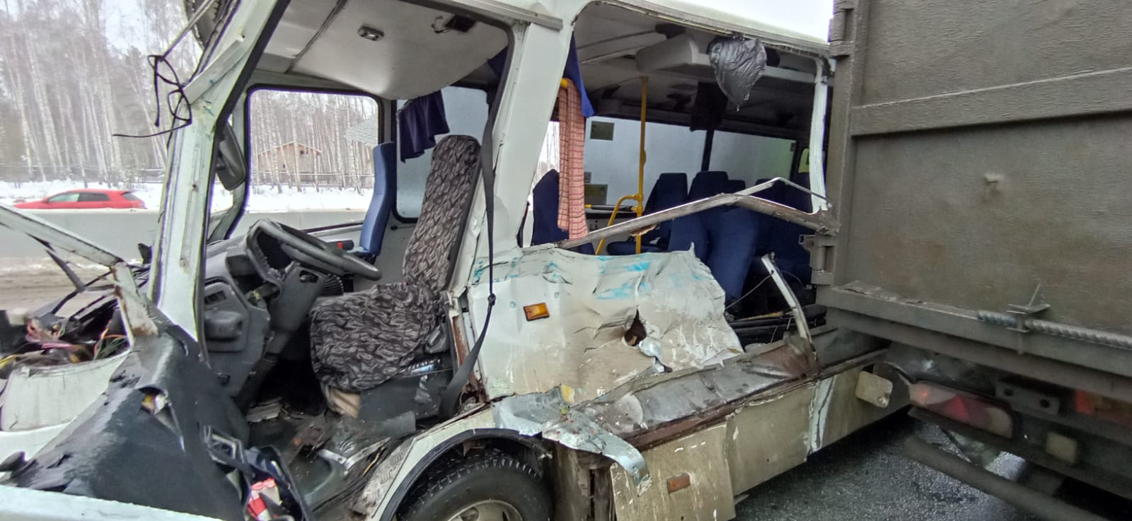 «Водителя зажало, там кровь, мясо»: участники массовой аварии на ЕКАД рассказали подробности