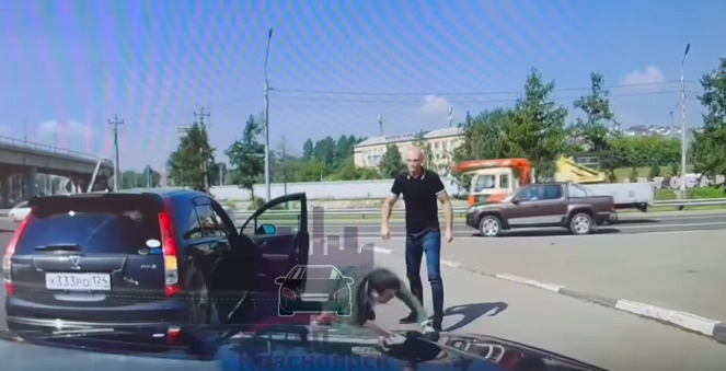 Депутат и боец ММА из проекта «Суперниндзя» отправил в нокдаун не пропустившего его водителя в Красноярске