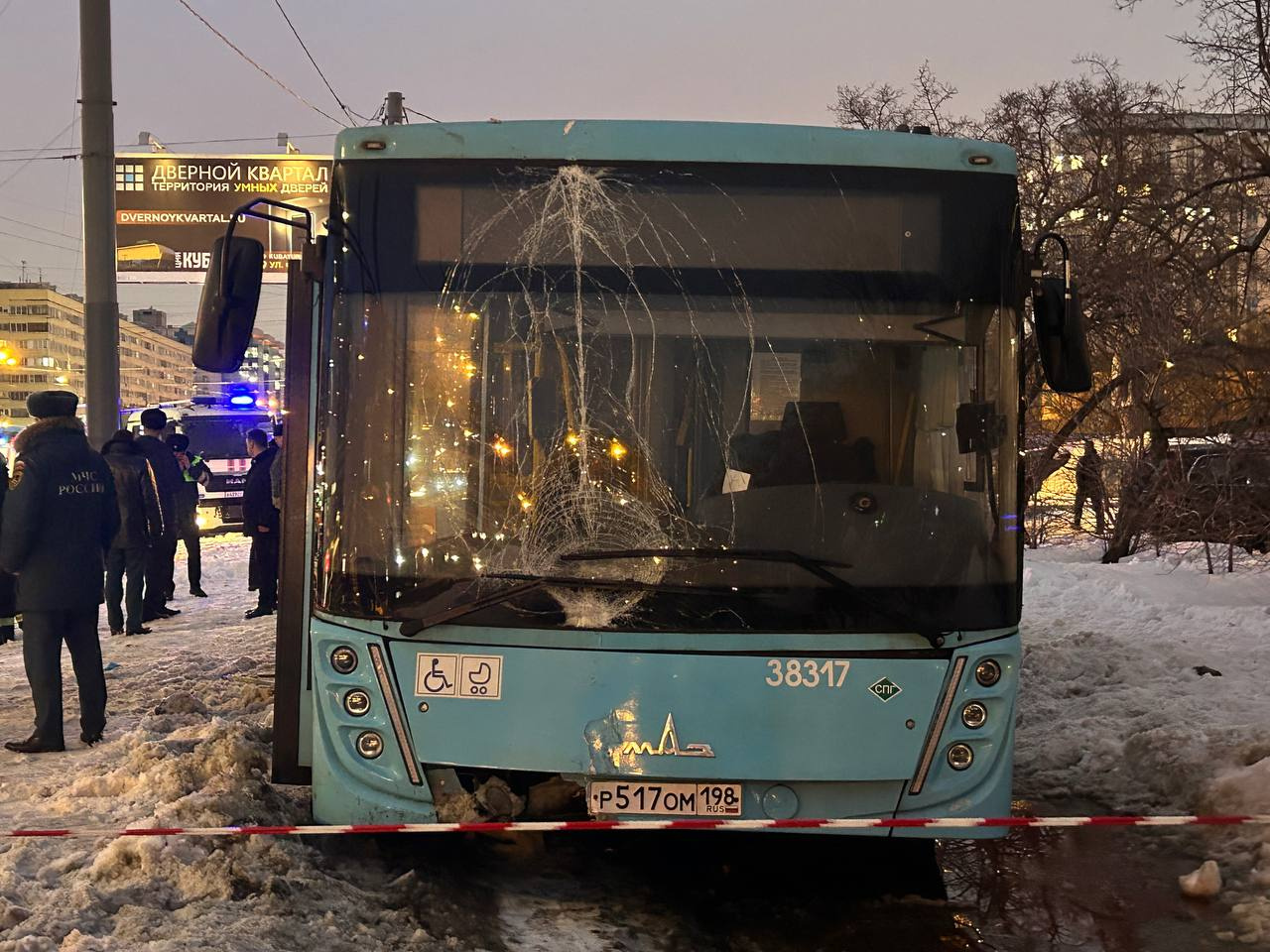Нога водителя и 5 пострадавших. Что известно про наезд автобуса на пешеходов у «Приморской»