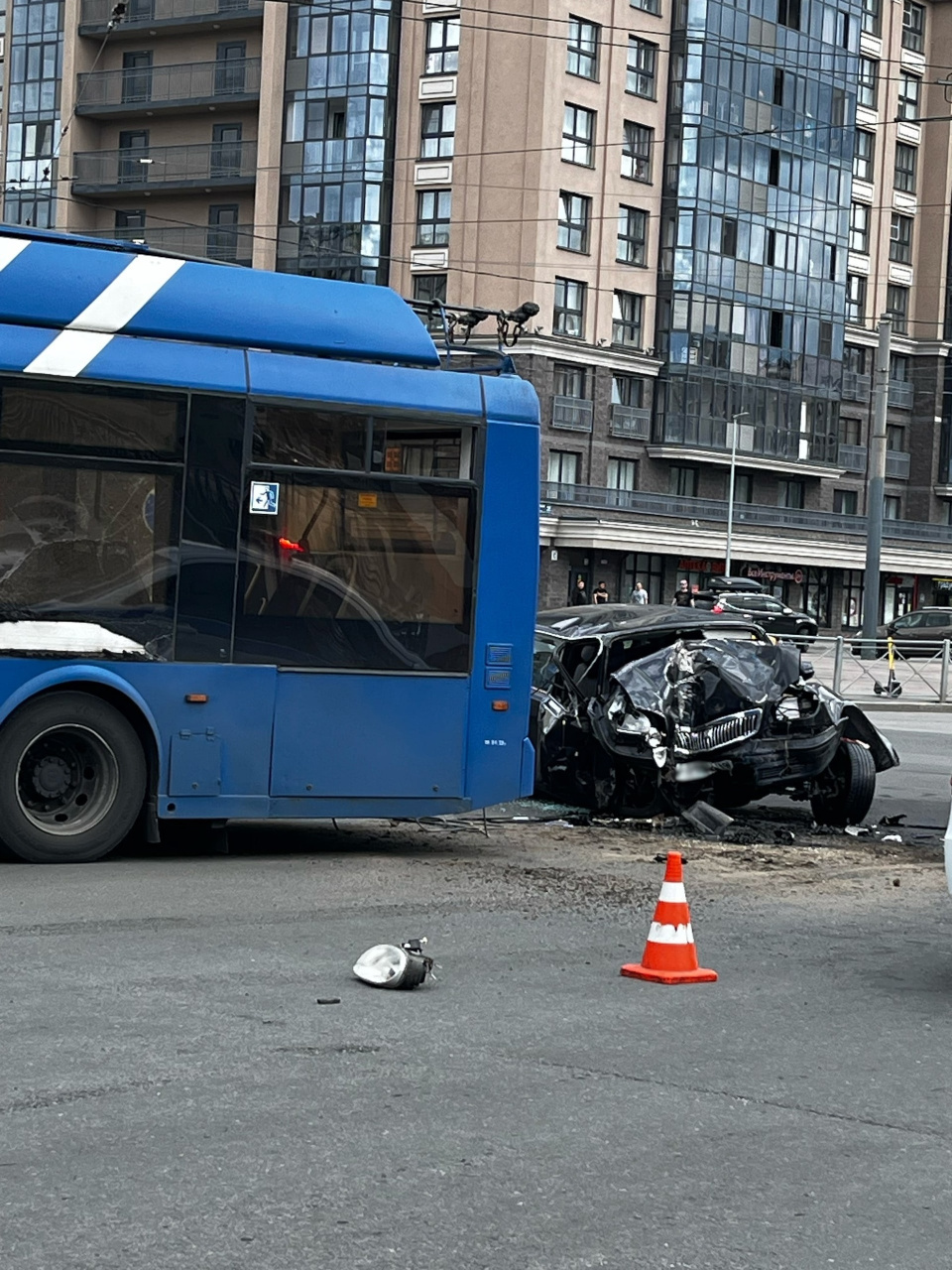 Автомобиль врезался в троллейбус на перекрестке Будапештской улицы и улицы  Ярослава Гашека в Петербурге, фото ДТП - 25 июля 2023 - ФОНТАНКА.ру