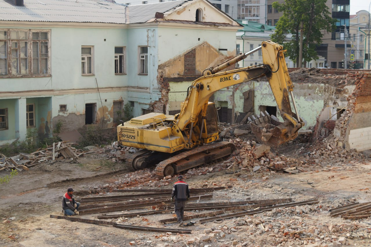 В Екатеринбурге экскаватор крушит старинную усадьбу, которую перестали считать памятником