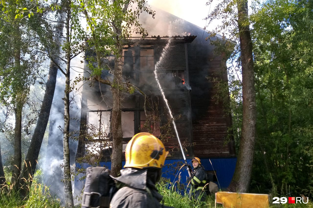 В Архангельске загорелся жилой деревянный дом на Калинина | 06.08.2023 |  Архангельск - БезФормата