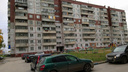 Сначала был крик: «Помогите!» В Кировском районе девушка выпала из окна дома — ее сожителя задержали
