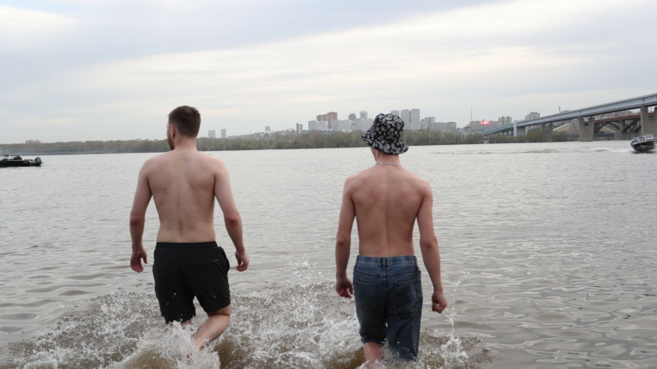 Новосибирцы начали купаться в Оби на Михайловской набережной — жаркое видео