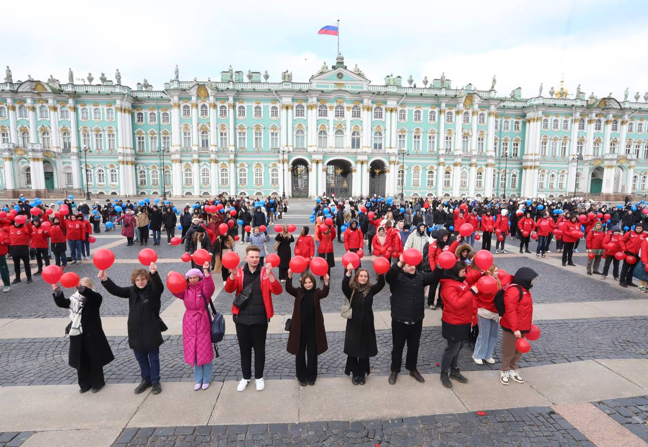 Годовщину присоединения Крыма к РФ отметили акцией с шариками на Дворцовой