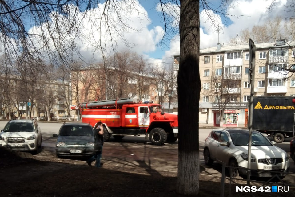 Посетителей пятой поликлиники в Кемерове эвакуировали из-за пожара — фото
