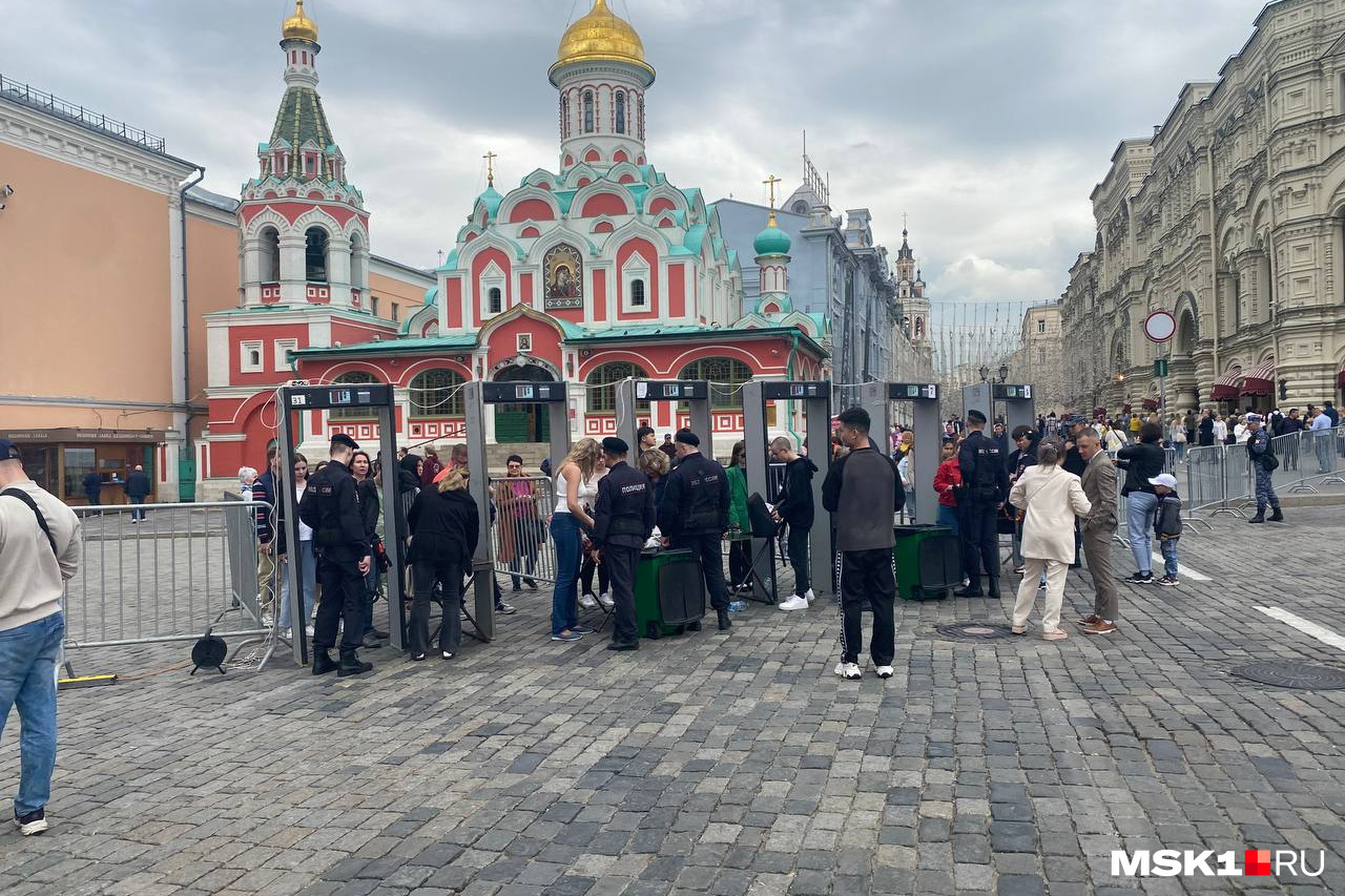 Красную площадь перекрыли после частичного обрушения лесов с кремлевской стены