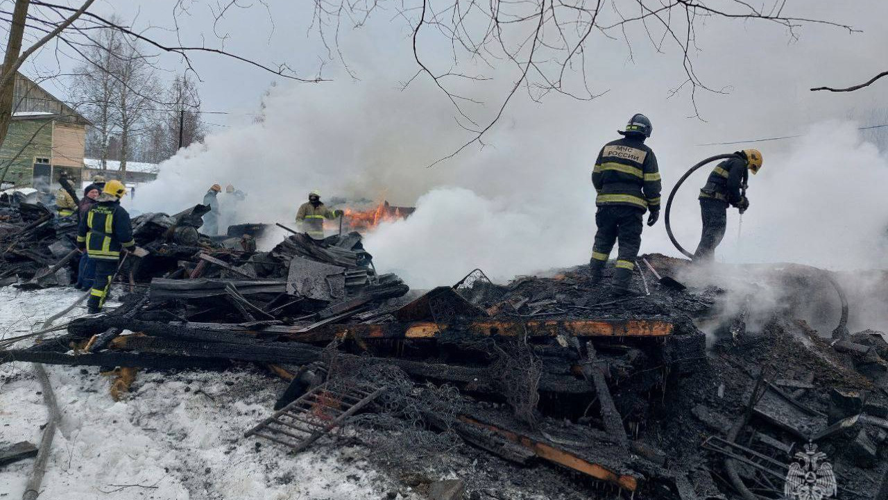 В поселке под Архангельском полностью сгорел многоквартирный жилой дом