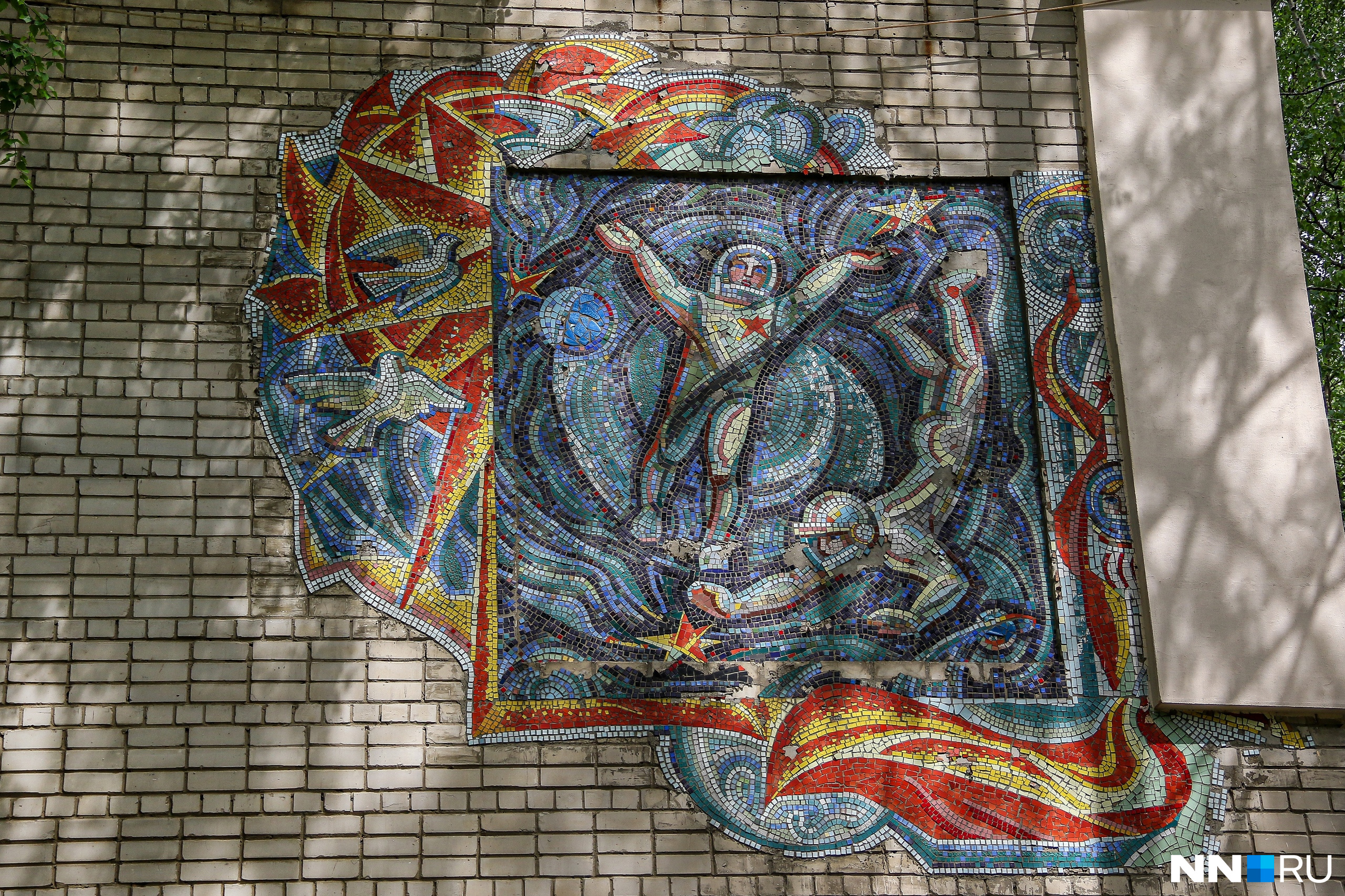 Мозаика на стене детского сада <nobr class="_">№ 87</nobr> по адресу: улица Маршала Жукова, 27