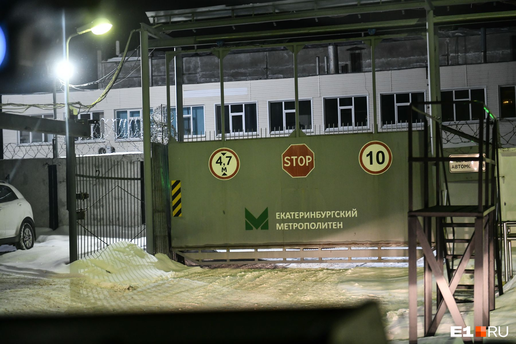 В метро Екатеринбурга под покровом ночи привезли секретный объект. Он весит 300 килограмм