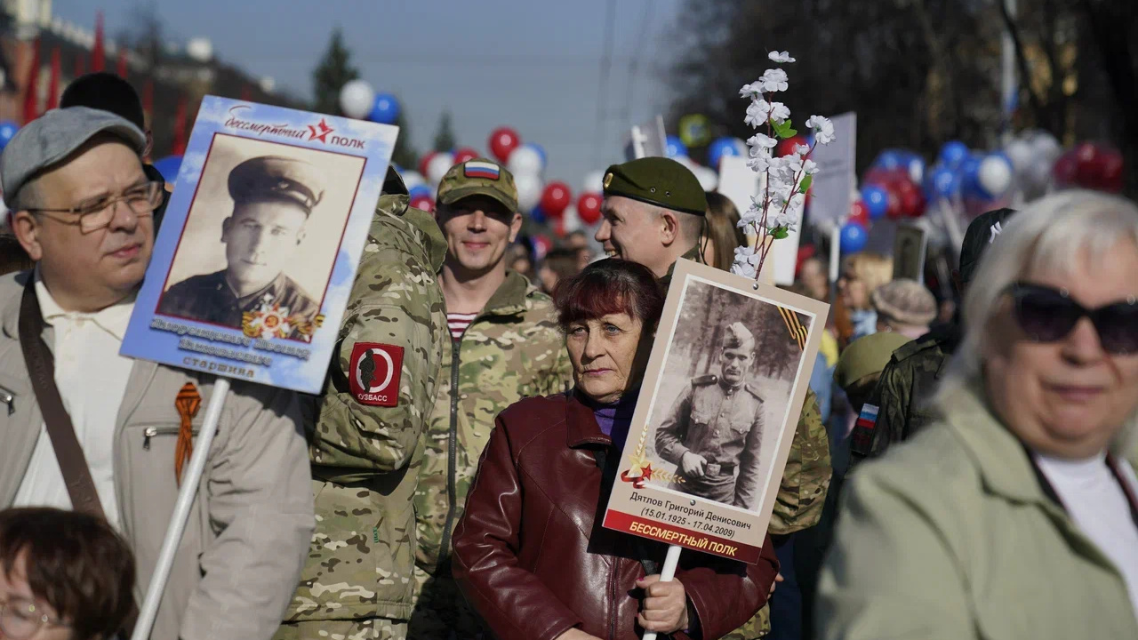 С «Бессмертным полком» и бронетехникой: как в Кемерове прошел парад Победы