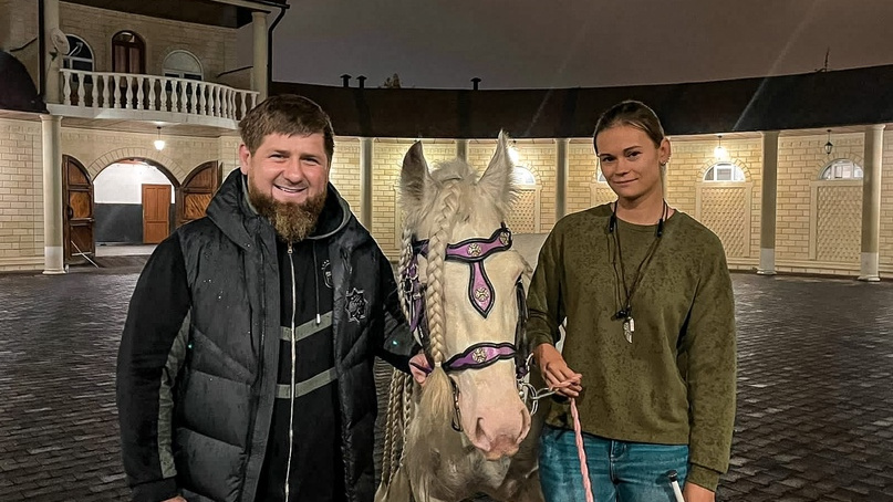 «Они брали как члена семьи»: почему дрессировщица, воспитавшая коня для Кадырова, уехала из Сибири