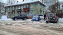 Машины проваливаются под лед на дороге: двор в центре Архангельска затопило