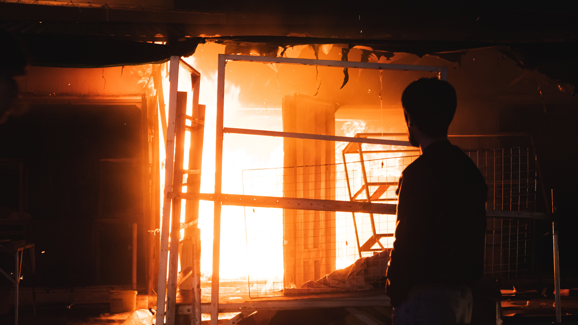 Искры, пламя, горе: фоторепортаж с гигантского пожара на «Темернике»